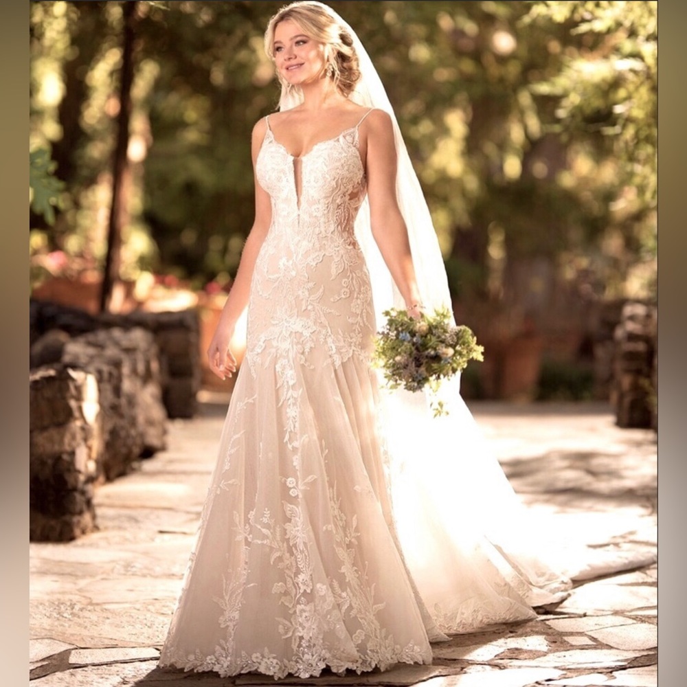 ✨✨ NWT Backless mermaid lace wedding dress